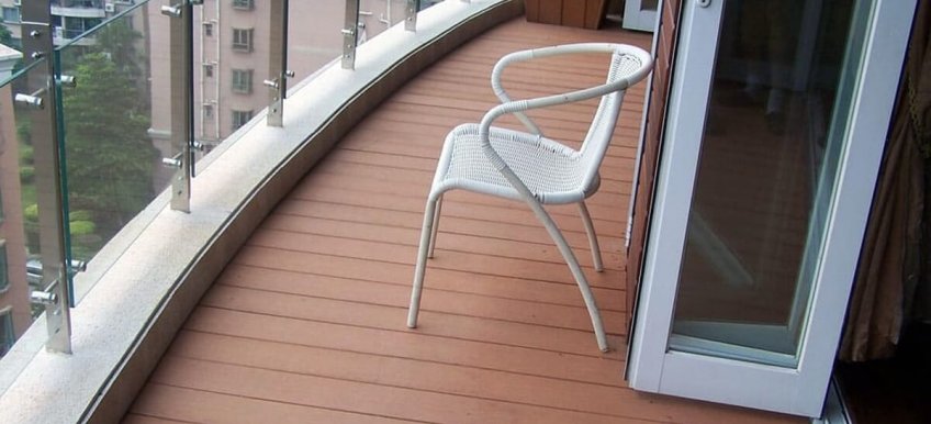 Балкон — это место, которое хочется видеть всегда уютным, дерево —  идеальный материал для напольного покрытия.